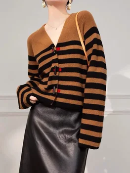 נשים לסרוג סוודר 2023 חורף חדש קשמיר פסים V-צוואר יחיד עם חזה אופנה וינטג ארוך שרוול סוודר
